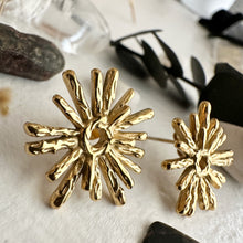 Load image into Gallery viewer, Champagne Supernova Starburst Stud Earring - Gold
