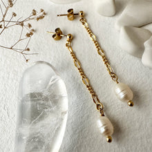 Load image into Gallery viewer, Desdemona Flat Link Patterned Chain and Freshwater Pearl Earrings - Gold
