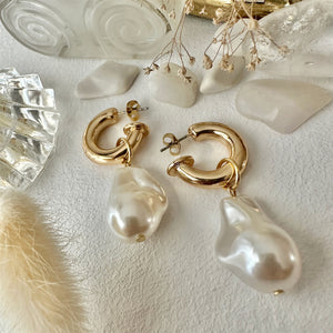 Anais Baroque Pearl Drop Earrings - Gold