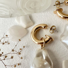 Load image into Gallery viewer, Anais Baroque Pearl Drop Earrings - Gold
