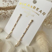 Load image into Gallery viewer, Desdemona Flat Link Patterned Chain and Freshwater Pearl Earrings - Gold
