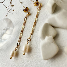 Load image into Gallery viewer, Desdemona Flat Link Patterned Chain and Freshwater Pearl Earrings - Gold
