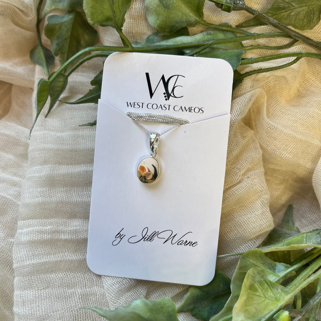 Small Vintage Floral Pendant - Cream