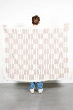 Load image into Gallery viewer, Vance Fleece Throw - Walnut
